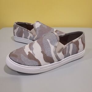 VGUC Steve Madden Safary Camo Slip-ons Women 9.5 Grey Brown